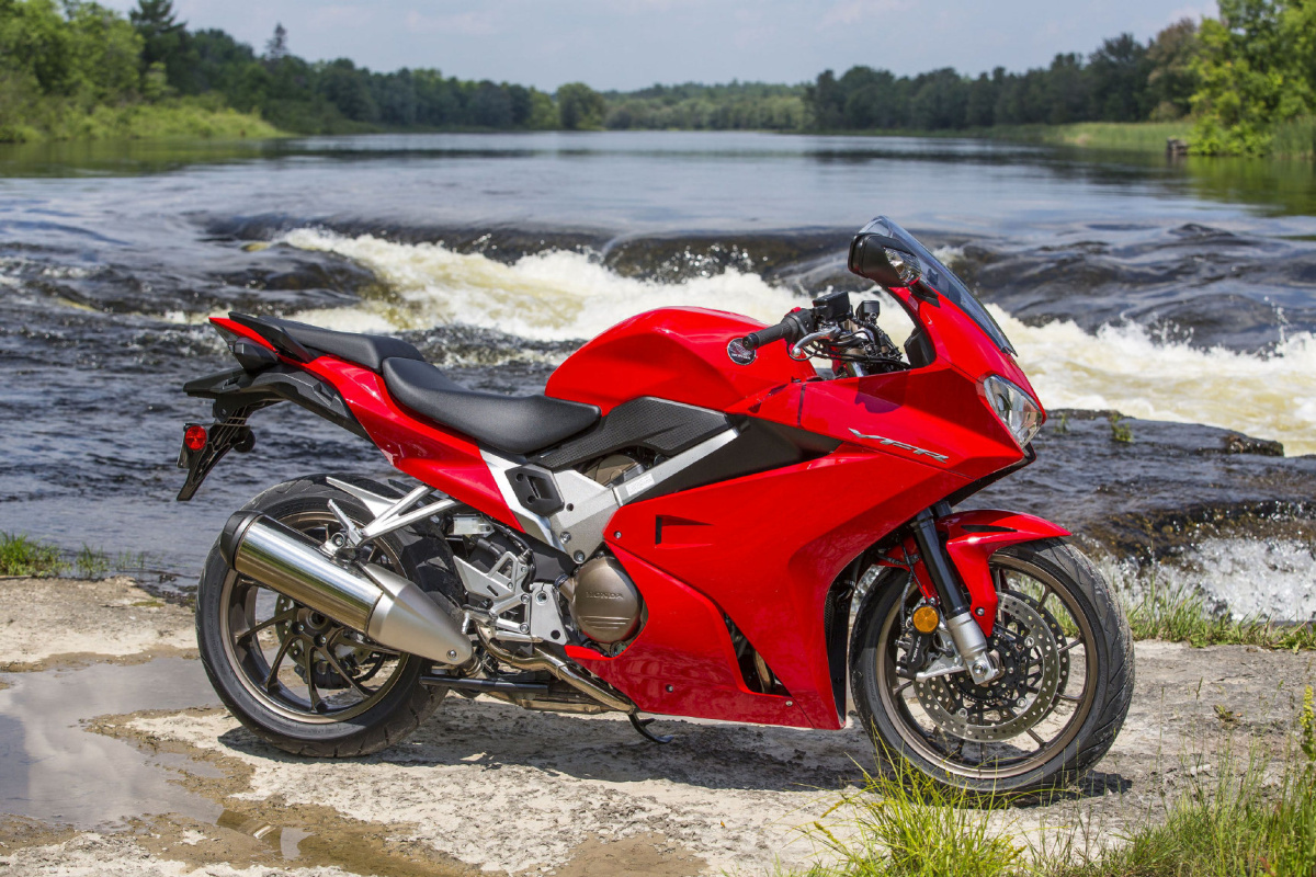 Review 2014 Honda VFR800 WHEELS.ca